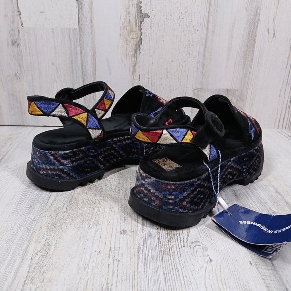 New without box
Farm Rio Black Closed Toe Platform Sandals #1409 - Picture 7 of 11